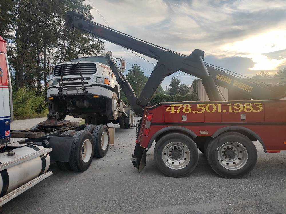 Lyder's Towing LLC Image